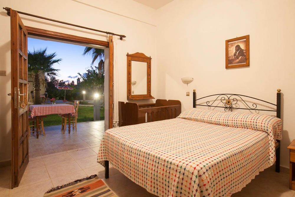Glaro Garden Hotel Agia Trias Buitenkant foto